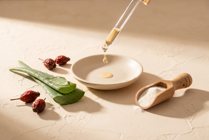 Serum ingredients: peptides, vitamin C and E, hyaluronic acid, aloe